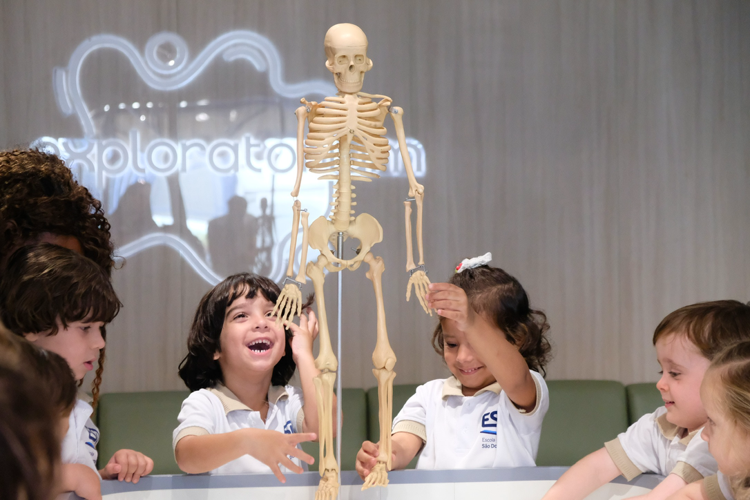 Crianças em atividade na Educação Infantil