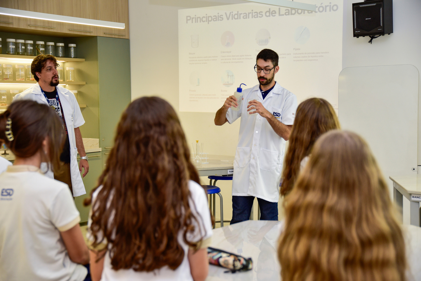 Alunos do Ensino Fundamental II em laboratório